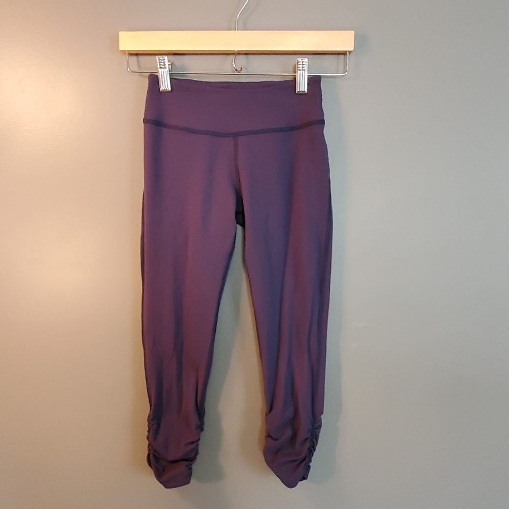 Beyond Yoga navy capris leggings